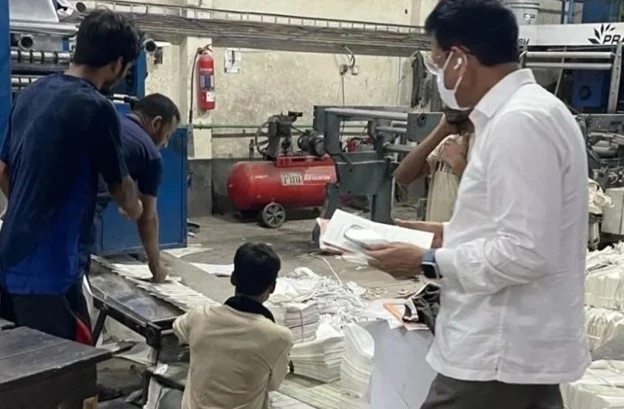 মধ্যরাতে রাজধানীর ৬ ছাপাখানায় আকস্মিক পরিদর্শনে শিক্ষামন্ত্রী